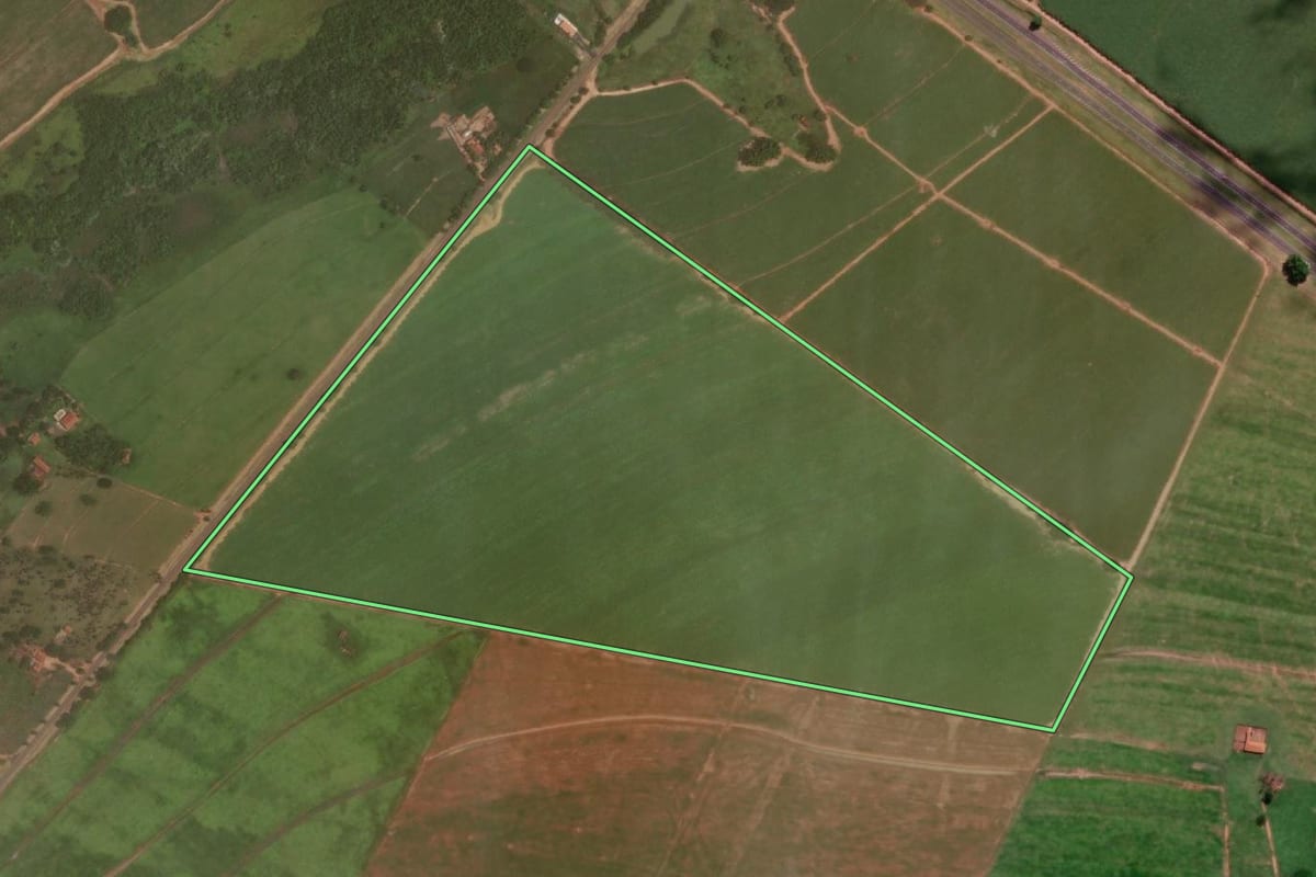 Imagem de satélite do imóvel rural em Promissão (SP), com o contorno declarado no CAR desenhado por cima.