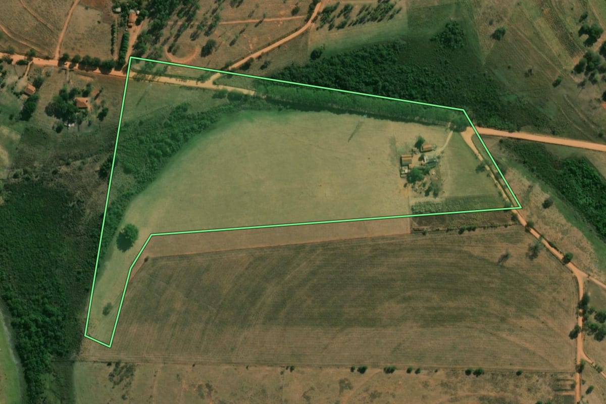 Imagem de satélite do imóvel rural em Promissão (SP), com o contorno declarado no CAR desenhado por cima.
