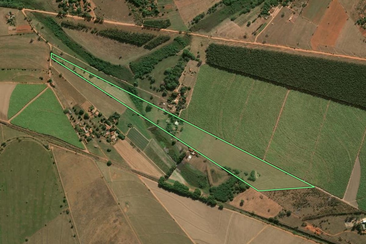Imagem de satélite do imóvel rural em Promissão (SP), com o contorno declarado no CAR desenhado por cima.