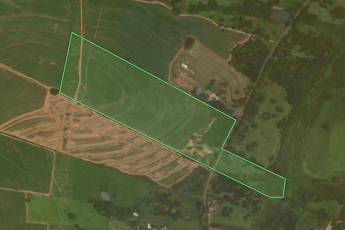 Imagem de satélite do imóvel rural em Promissão (SP), com o contorno declarado no CAR desenhado por cima.