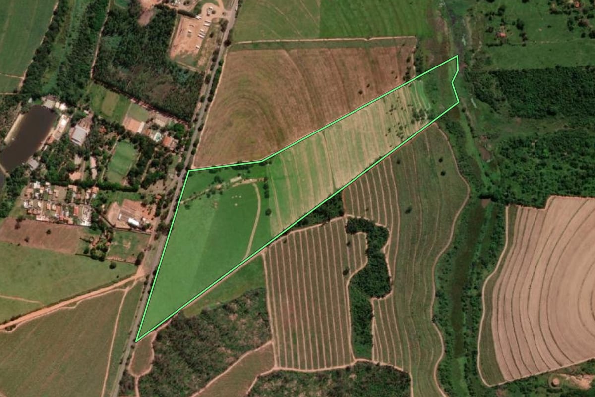Imagem de satélite do imóvel rural em Promissão (SP), com o contorno declarado no CAR desenhado por cima.