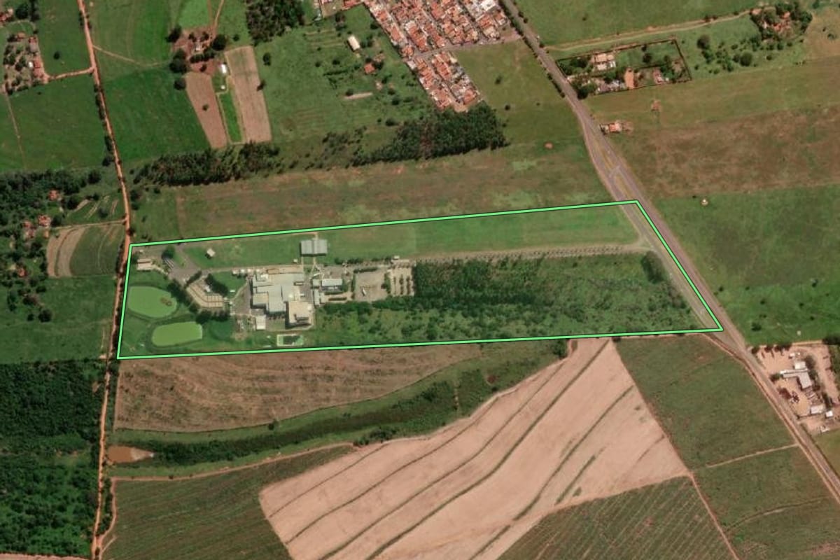Imagem de satélite do imóvel rural em Promissão (SP), com o contorno declarado no CAR desenhado por cima.