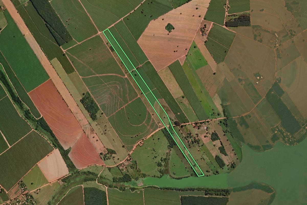 Imagem de satélite do imóvel rural em Promissão (SP), com o contorno declarado no CAR desenhado por cima.
