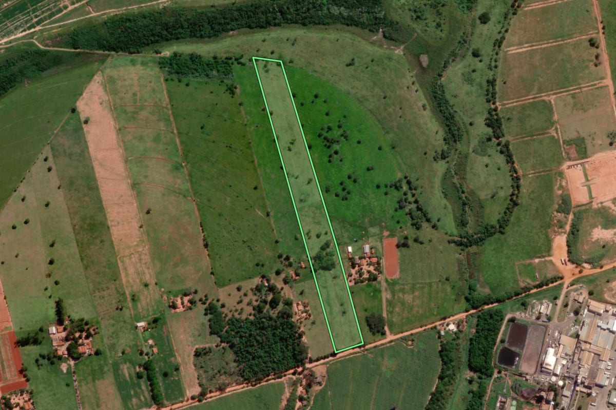 Imagem de satélite do imóvel rural em Promissão (SP), com o contorno declarado no CAR desenhado por cima.