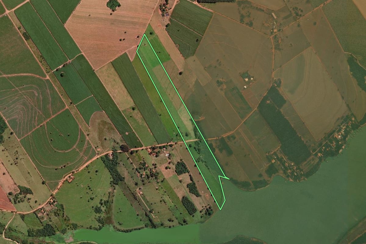 Imagem de satélite do imóvel rural em Promissão (SP), com o contorno declarado no CAR desenhado por cima.