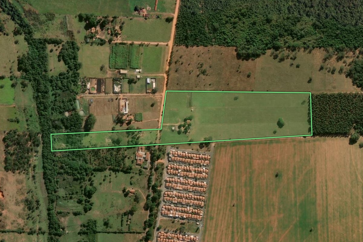 Imagem de satélite do imóvel rural em Promissão (SP), com o contorno declarado no CAR desenhado por cima.