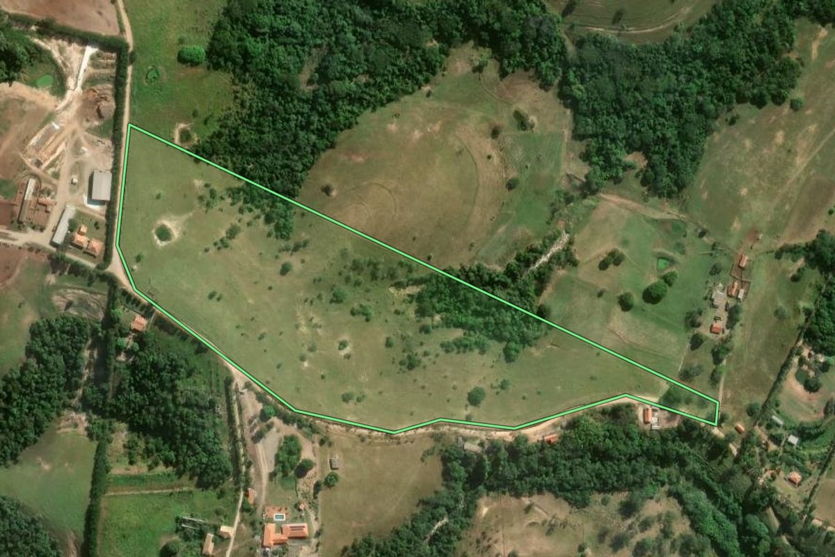Imagem de satélite do imóvel rural em Quadra (SP), com o contorno declarado no CAR desenhado por cima.