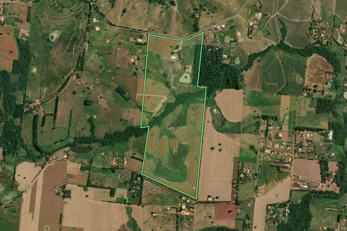 Imagem de satélite do imóvel rural em Quadra (SP), com o contorno declarado no CAR desenhado por cima.