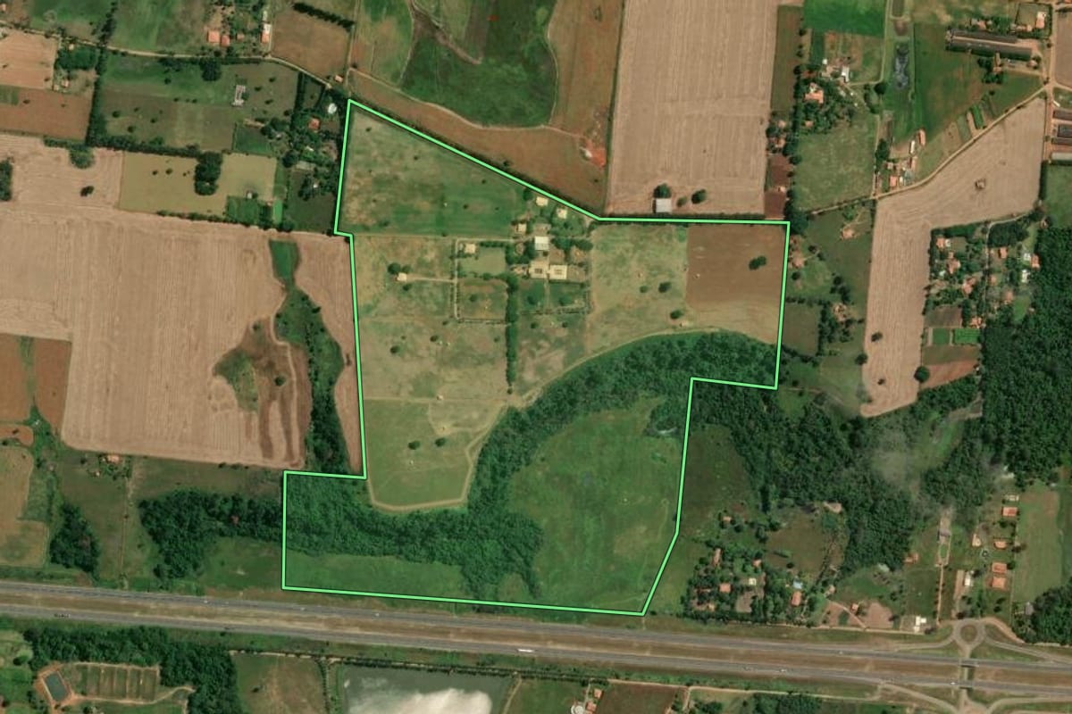 Imagem de satélite do imóvel rural em Quadra (SP), com o contorno declarado no CAR desenhado por cima.