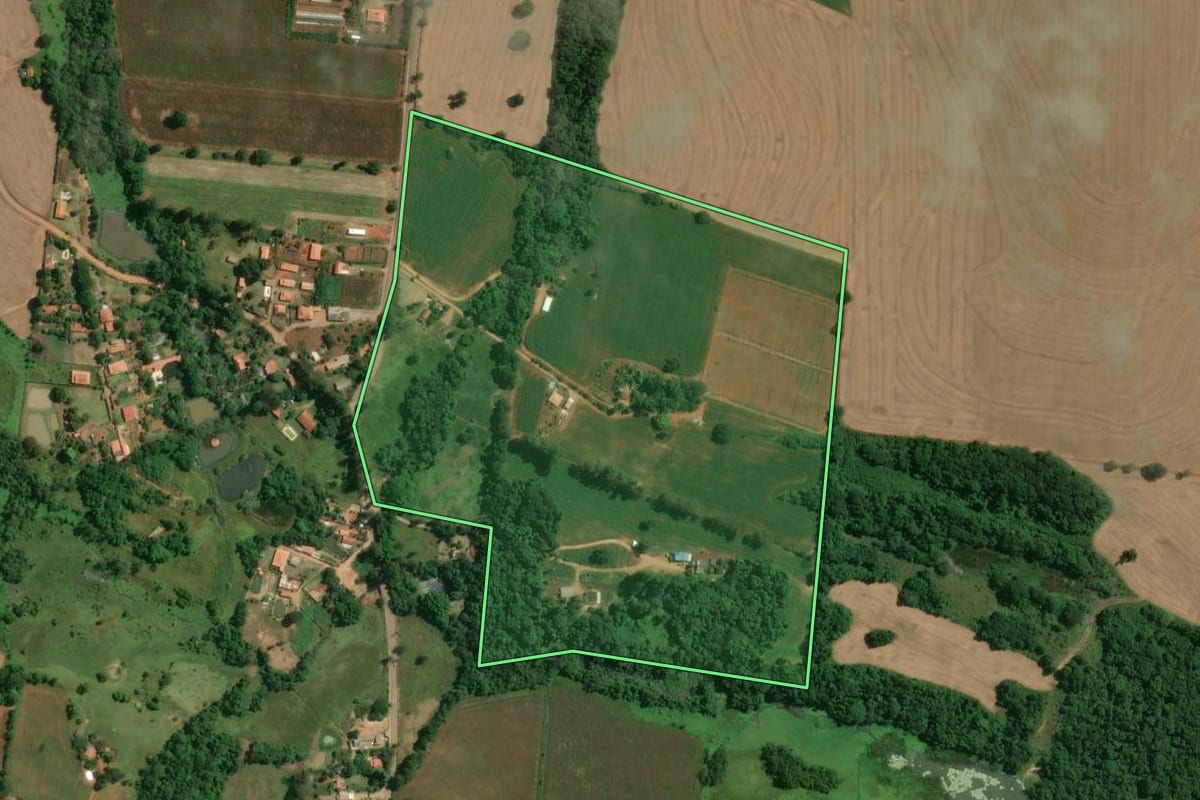 Imagem de satélite do imóvel rural em Quadra (SP), com o contorno declarado no CAR desenhado por cima.