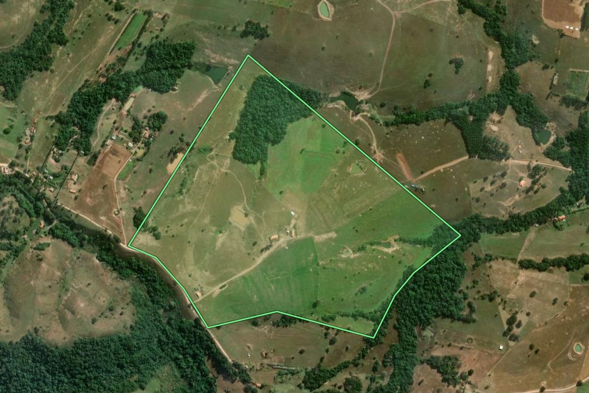 Imagem de satélite do imóvel rural em Quadra (SP), com o contorno declarado no CAR desenhado por cima.