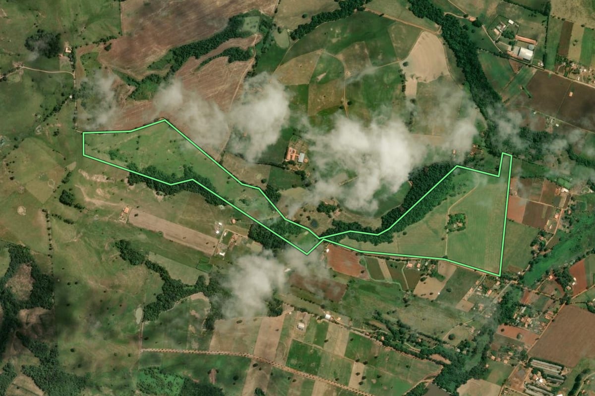 Imagem de satélite do imóvel rural em Quadra (SP), com o contorno declarado no CAR desenhado por cima.