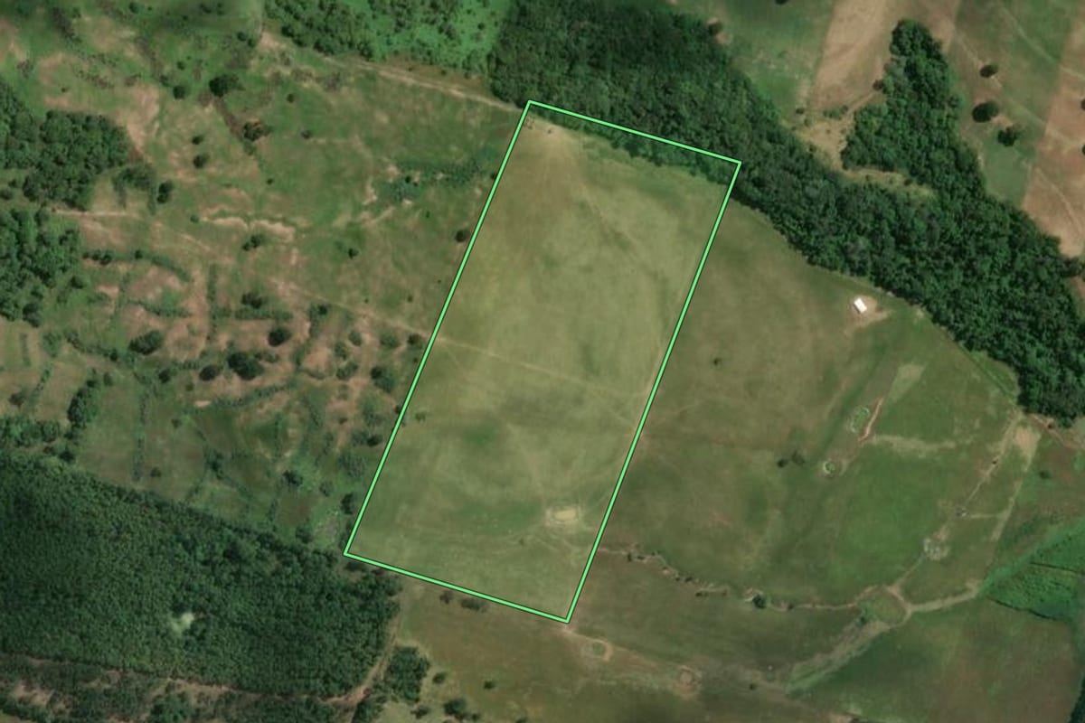 Imagem de satélite do imóvel rural em Quadra (SP), com o contorno declarado no CAR desenhado por cima.