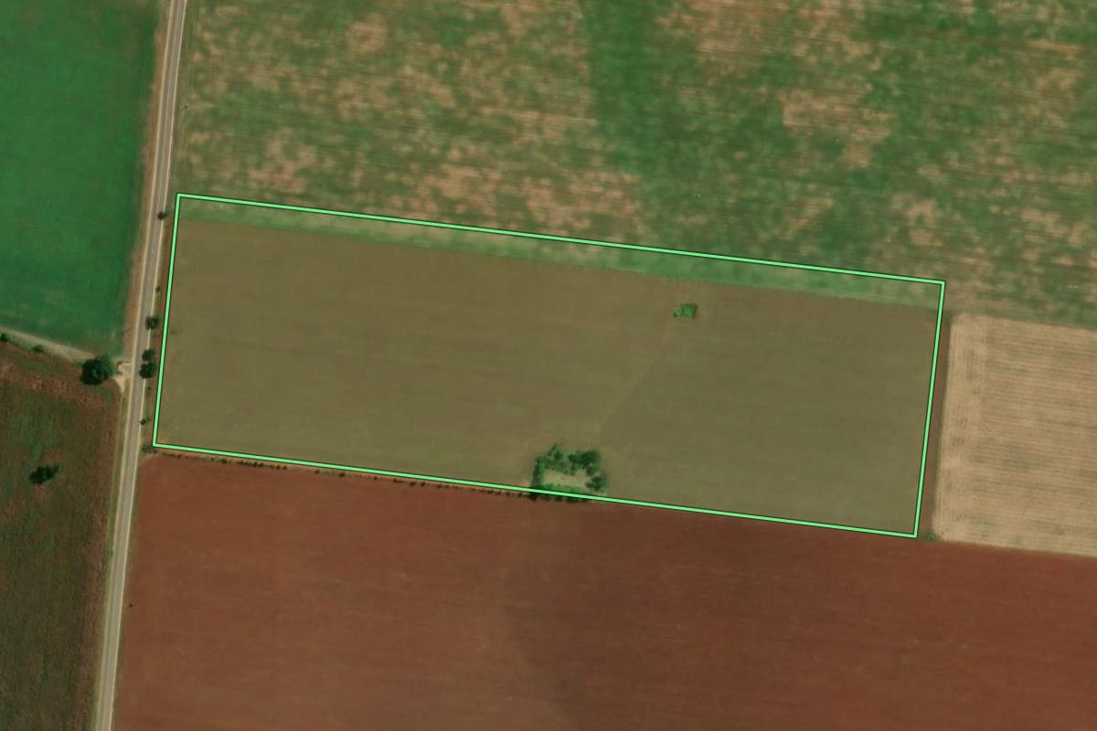 Imagem de satélite do imóvel rural em Quadra (SP), com o contorno declarado no CAR desenhado por cima.