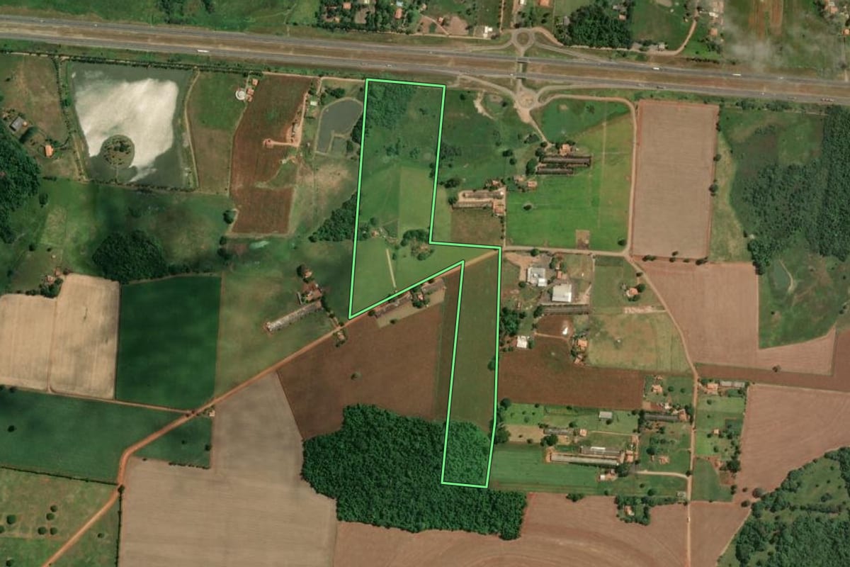 Imagem de satélite do imóvel rural em Quadra (SP), com o contorno declarado no CAR desenhado por cima.