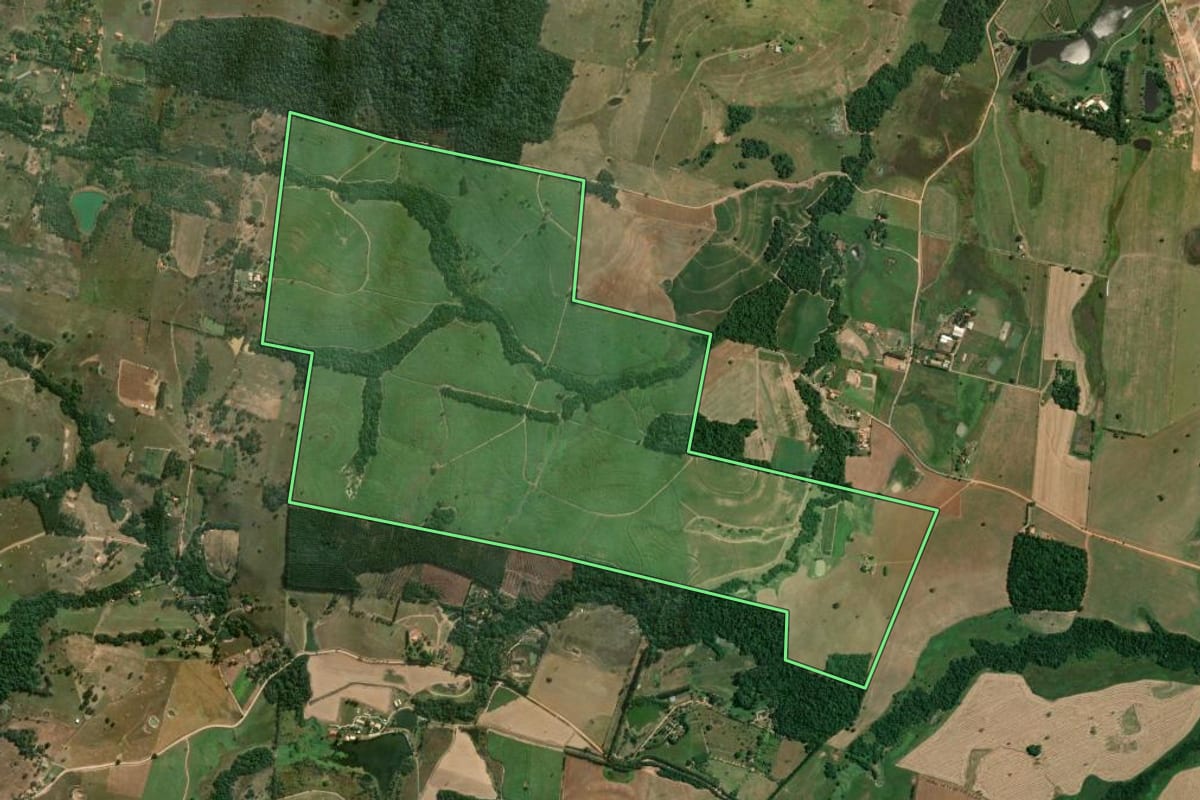 Imagem de satélite do imóvel rural em Quadra (SP), com o contorno declarado no CAR desenhado por cima.