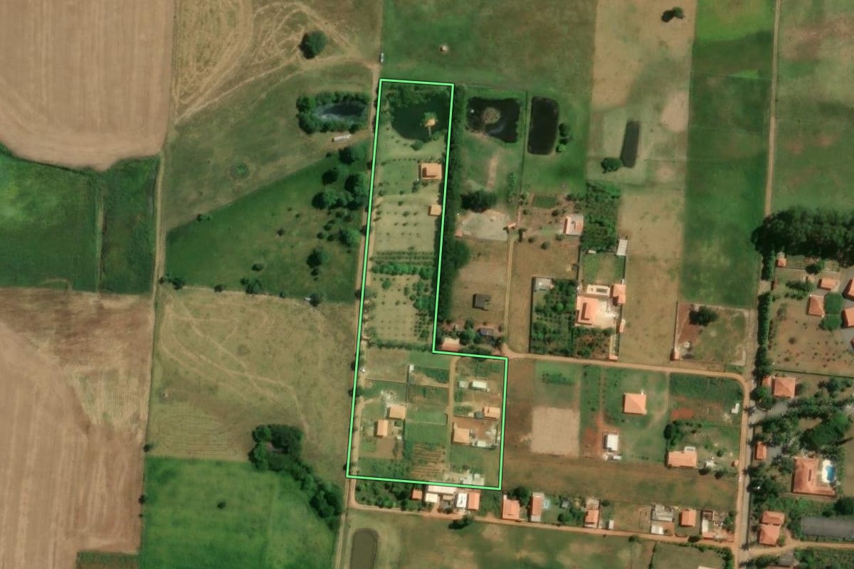 Imagem de satélite do imóvel rural em Quadra (SP), com o contorno declarado no CAR desenhado por cima.