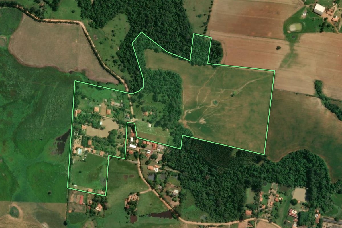 Imagem de satélite do imóvel rural em Quadra (SP), com o contorno declarado no CAR desenhado por cima.