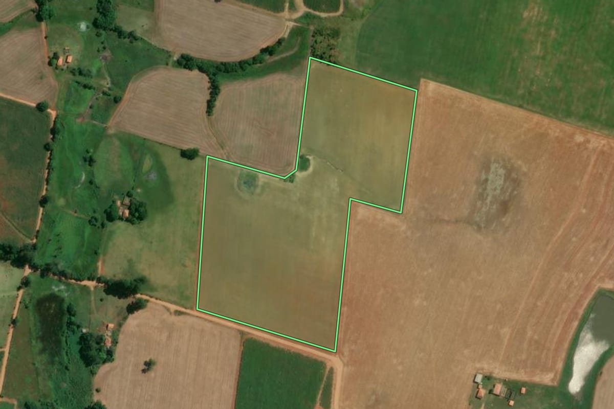 Imagem de satélite do imóvel rural em Quadra (SP), com o contorno declarado no CAR desenhado por cima.
