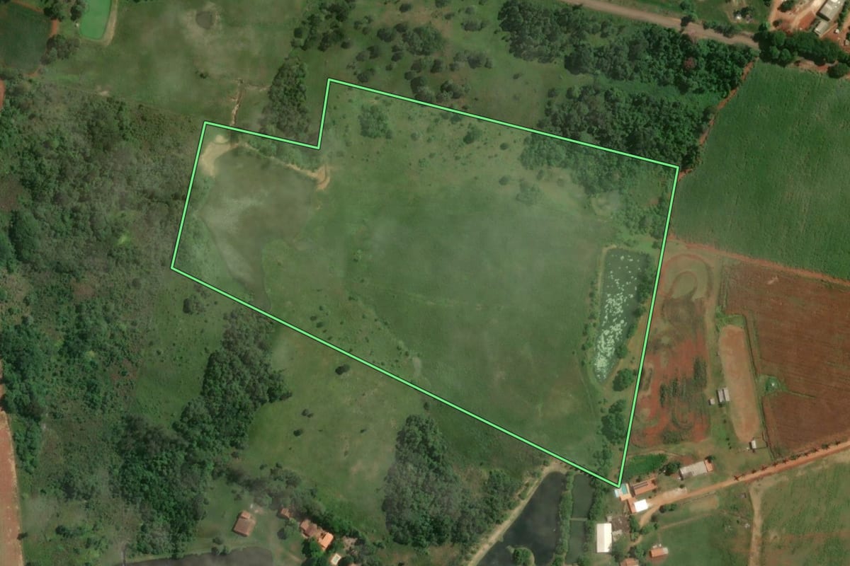 Imagem de satélite do imóvel rural em Quadra (SP), com o contorno declarado no CAR desenhado por cima.