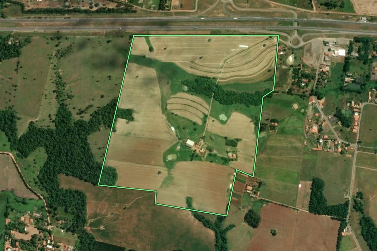 Imagem de satélite do imóvel rural em Quadra (SP), com o contorno declarado no CAR desenhado por cima.