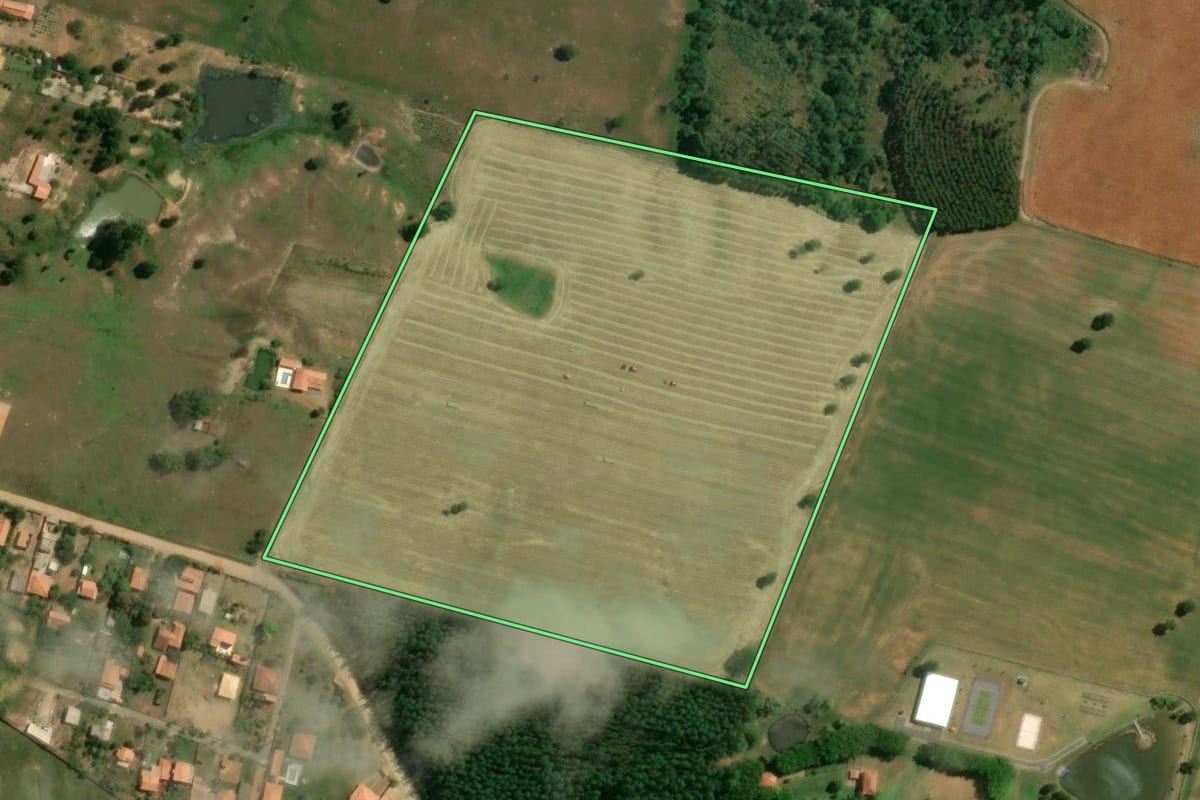 Imagem de satélite do imóvel rural em Quadra (SP), com o contorno declarado no CAR desenhado por cima.