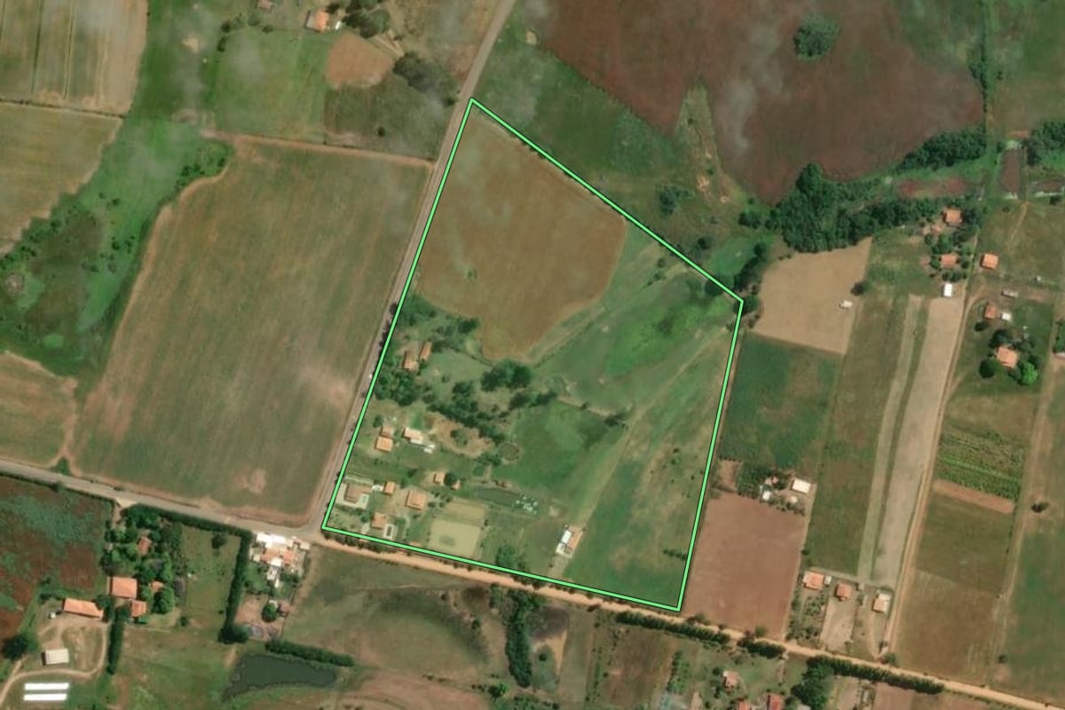Imagem de satélite do imóvel rural em Quadra (SP), com o contorno declarado no CAR desenhado por cima.