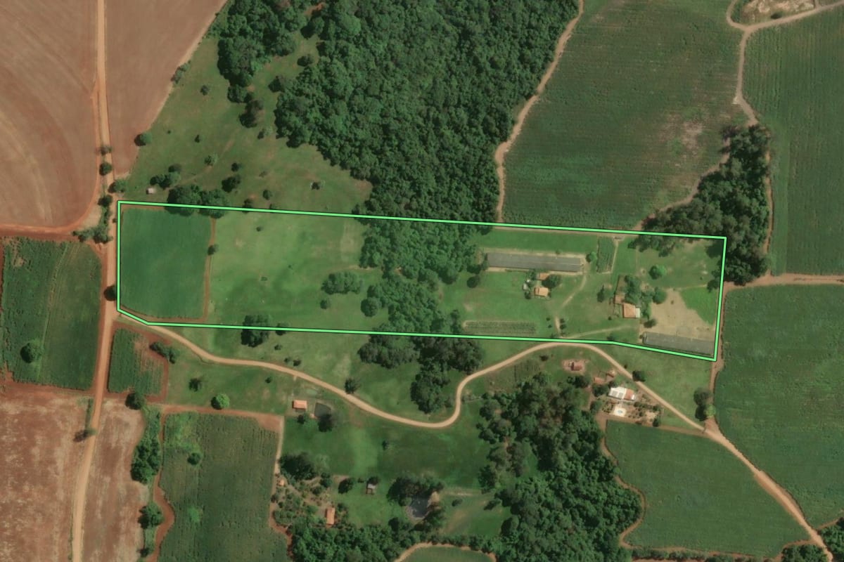 Imagem de satélite do imóvel rural em Quadra (SP), com o contorno declarado no CAR desenhado por cima.
