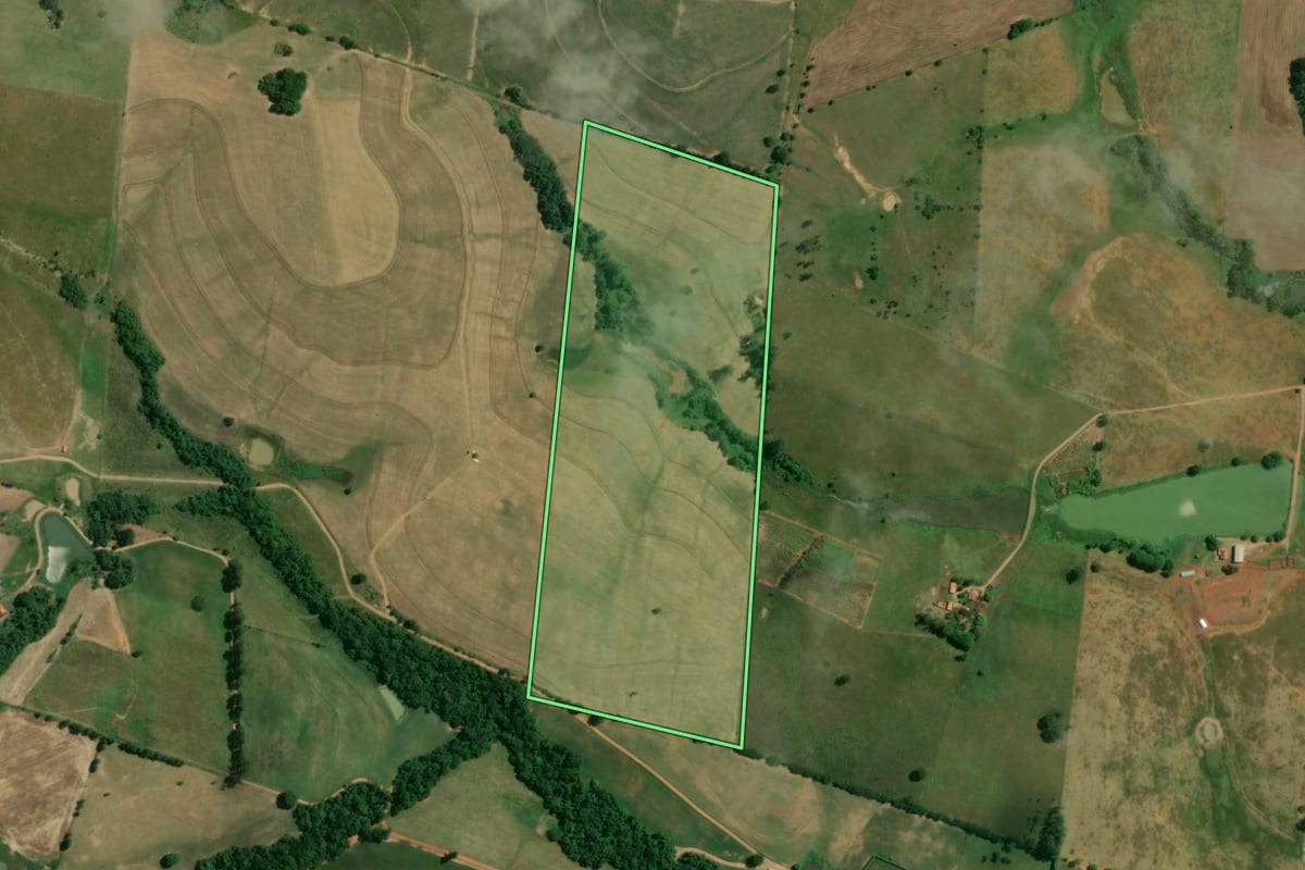 Imagem de satélite do imóvel rural em Quadra (SP), com o contorno declarado no CAR desenhado por cima.