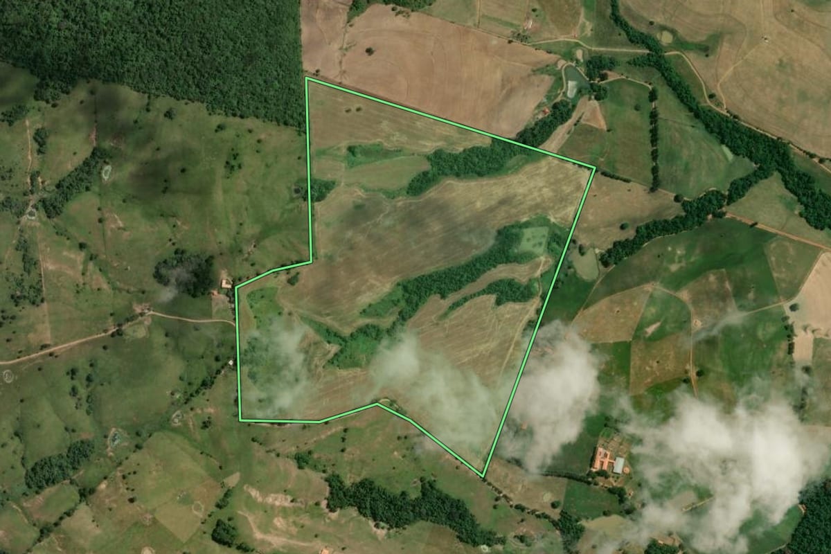 Imagem de satélite do imóvel rural em Quadra (SP), com o contorno declarado no CAR desenhado por cima.