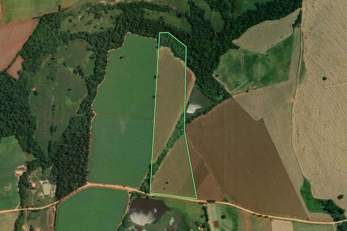 Imagem de satélite do imóvel rural em Quadra (SP), com o contorno declarado no CAR desenhado por cima.