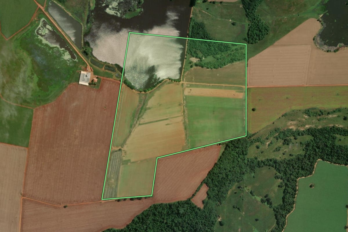 Imagem de satélite do imóvel rural em Quadra (SP), com o contorno declarado no CAR desenhado por cima.