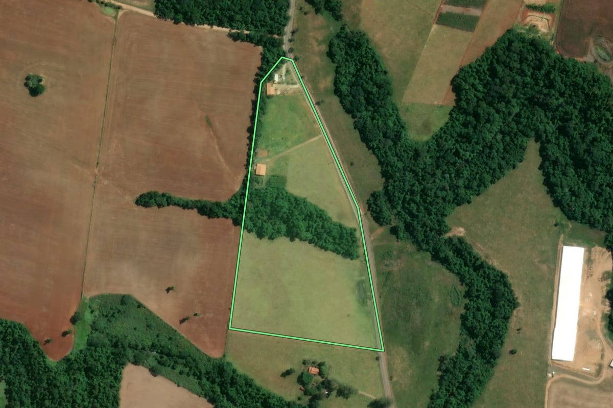 Imagem de satélite do imóvel rural em Quadra (SP), com o contorno declarado no CAR desenhado por cima.