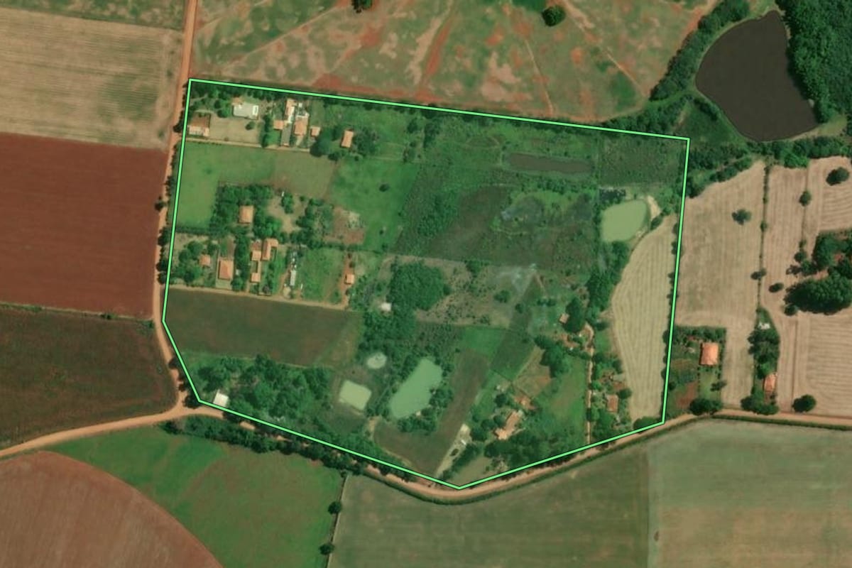 Imagem de satélite do imóvel rural em Quadra (SP), com o contorno declarado no CAR desenhado por cima.