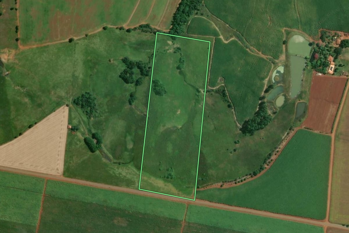 Imagem de satélite do imóvel rural em Quadra (SP), com o contorno declarado no CAR desenhado por cima.