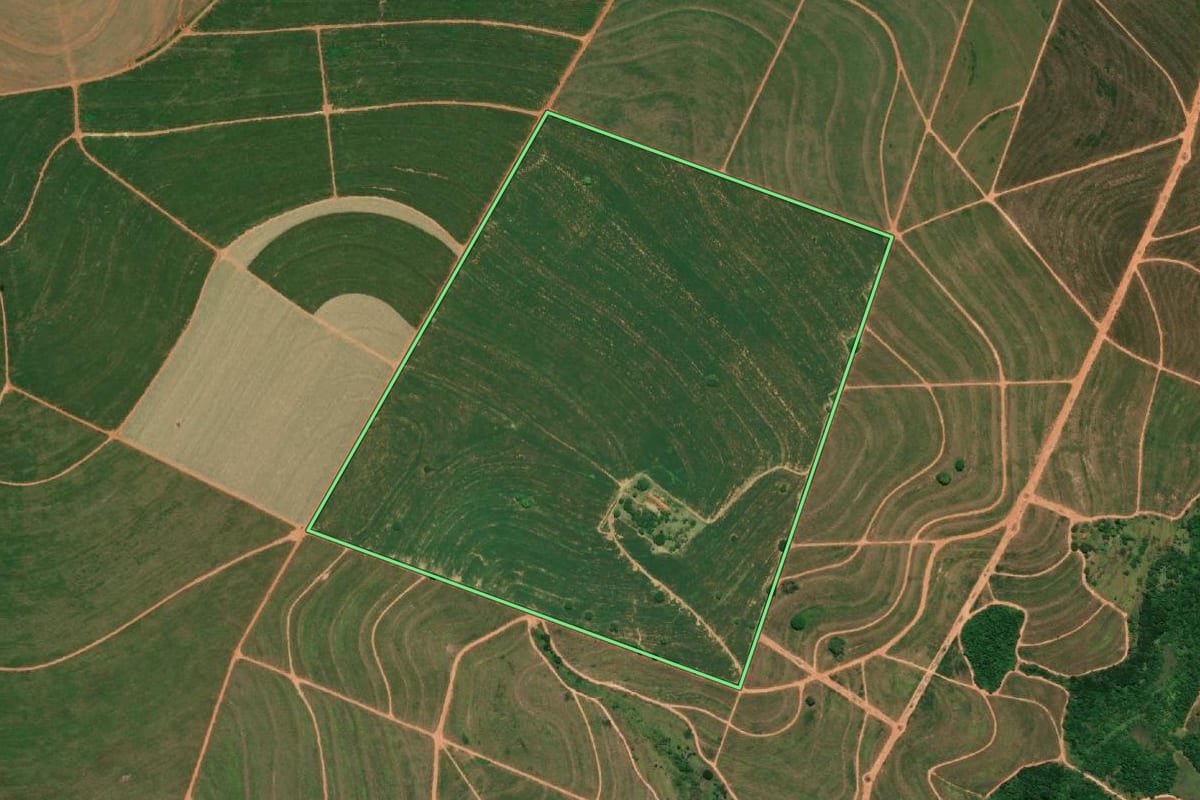 Imagem de satélite do imóvel rural em Quatá (SP), com o contorno declarado no CAR desenhado por cima.