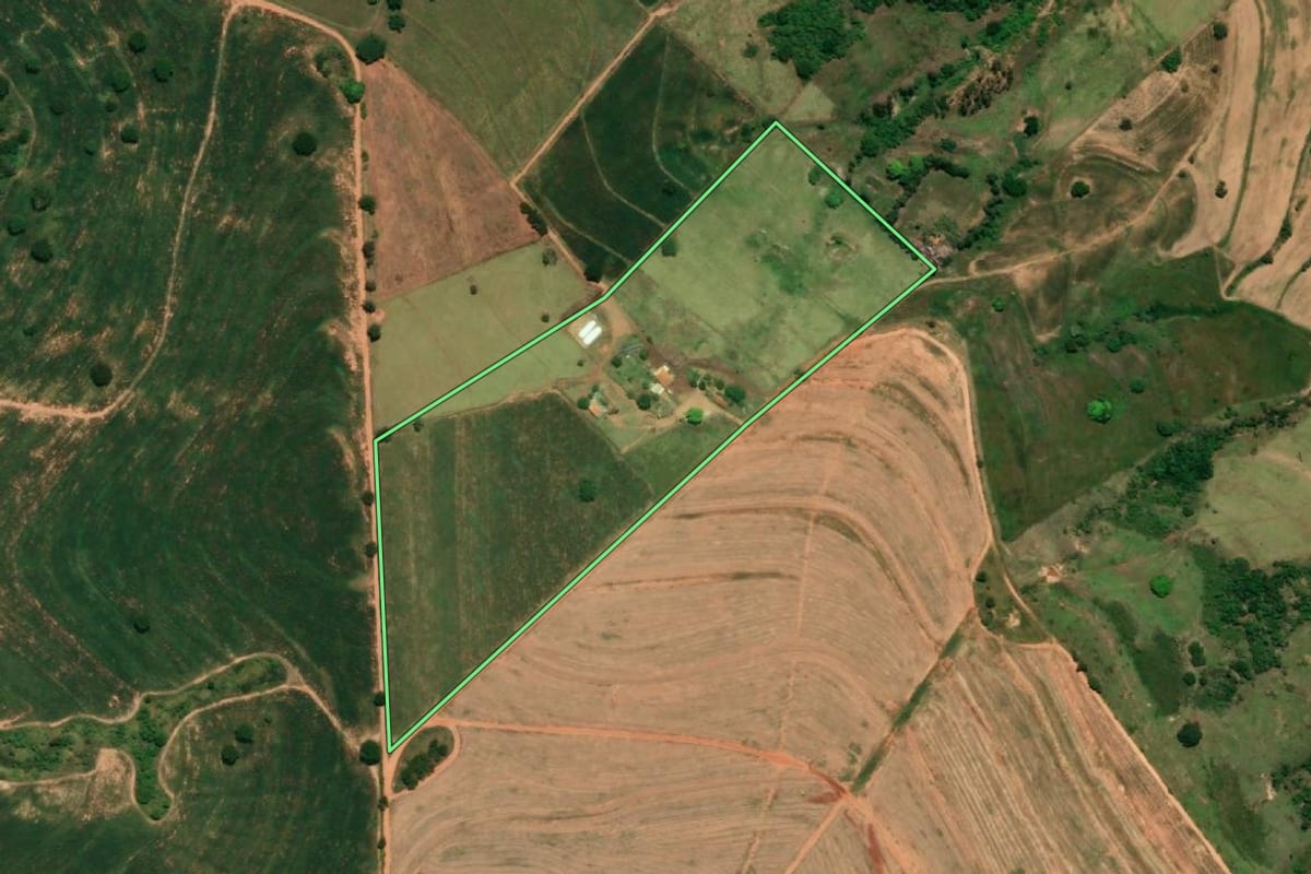 Imagem de satélite do imóvel rural em Quatá (SP), com o contorno declarado no CAR desenhado por cima.