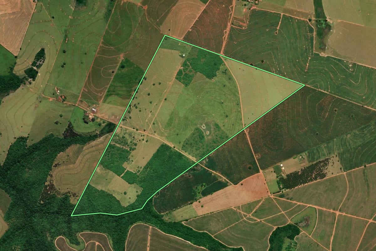 Imagem de satélite do imóvel rural em Quatá (SP), com o contorno declarado no CAR desenhado por cima.