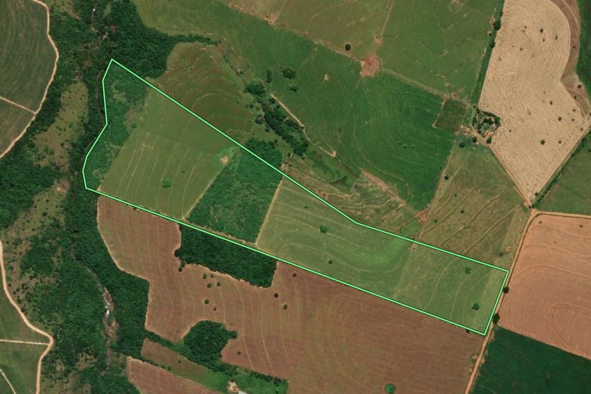 Imagem de satélite do imóvel rural em Quatá (SP), com o contorno declarado no CAR desenhado por cima.