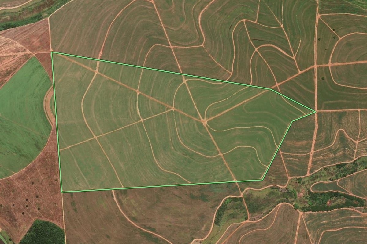 Imagem de satélite do imóvel rural em Quatá (SP), com o contorno declarado no CAR desenhado por cima.