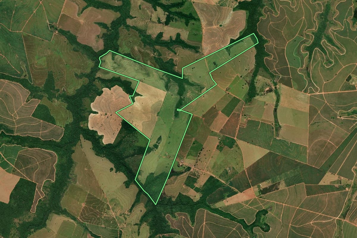 Imagem de satélite do imóvel rural em Quatá (SP), com o contorno declarado no CAR desenhado por cima.