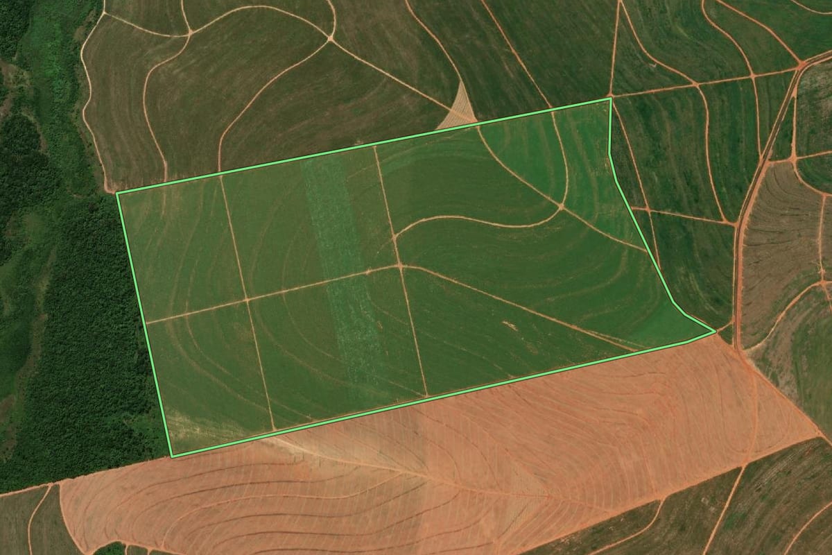 Imagem de satélite do imóvel rural em Quatá (SP), com o contorno declarado no CAR desenhado por cima.