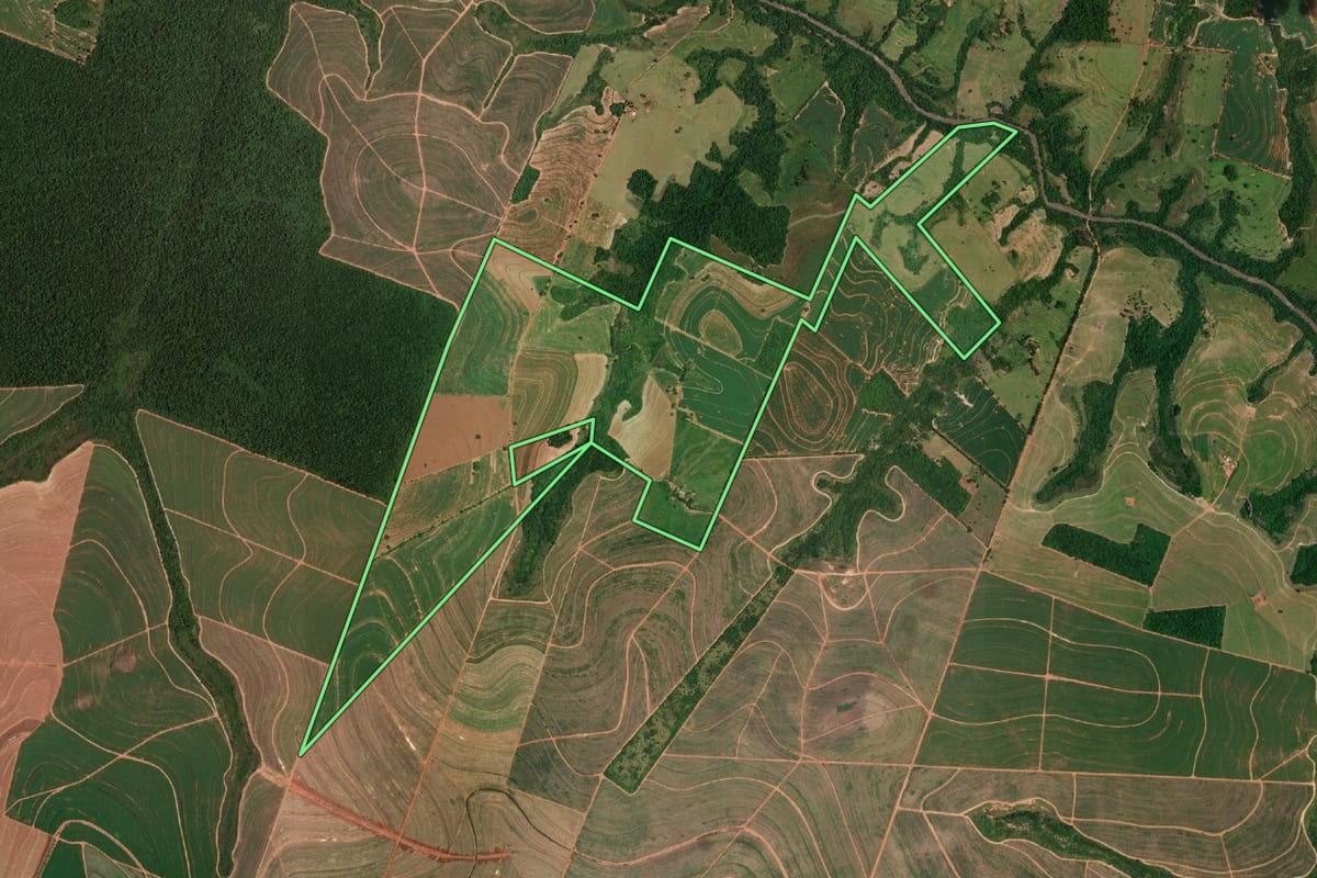 Imagem de satélite do imóvel rural em Quatá (SP), com o contorno declarado no CAR desenhado por cima.