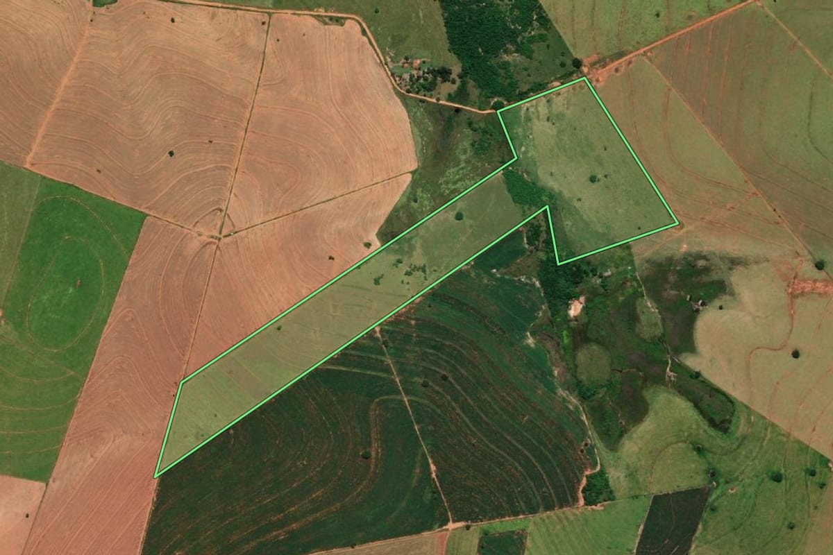 Imagem de satélite do imóvel rural em Quatá (SP), com o contorno declarado no CAR desenhado por cima.