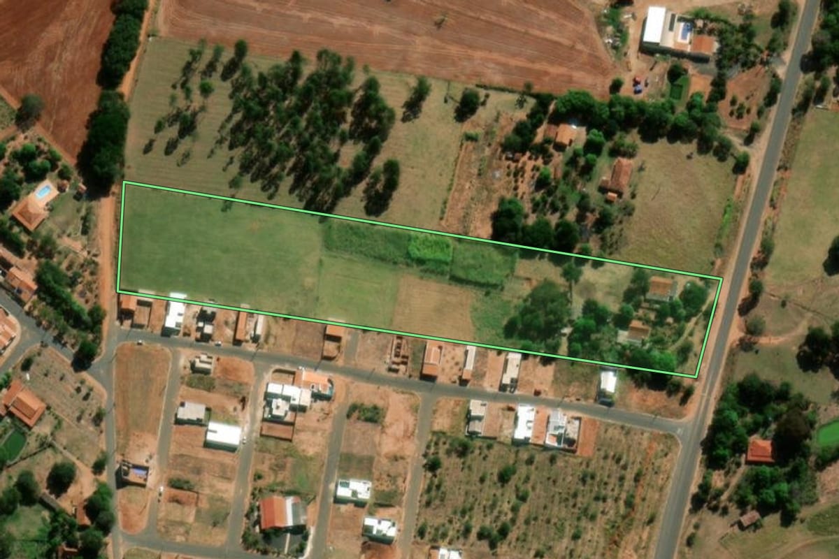 Imagem de satélite do imóvel rural em Quatá (SP), com o contorno declarado no CAR desenhado por cima.