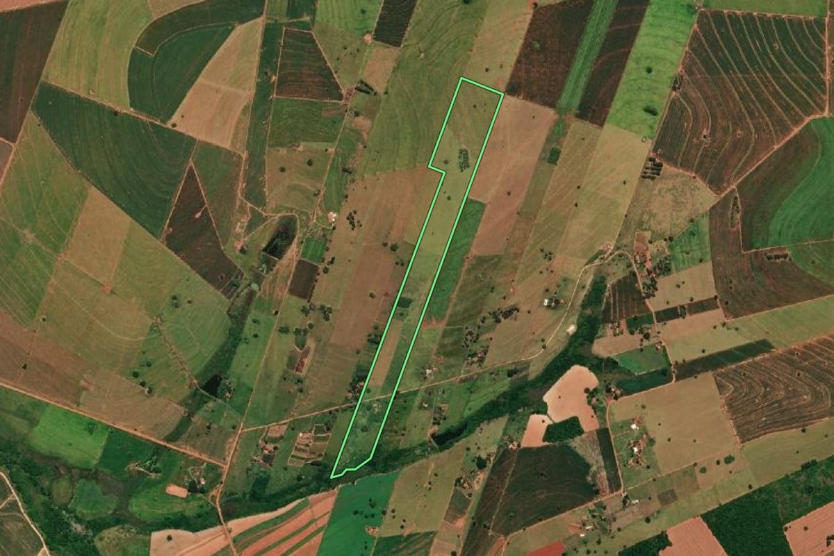 Imagem de satélite do imóvel rural em Quatá (SP), com o contorno declarado no CAR desenhado por cima.