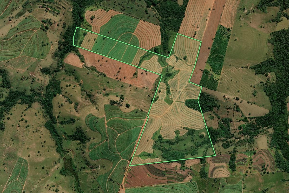 Imagem de satélite do imóvel rural em Quatá (SP), com o contorno declarado no CAR desenhado por cima.