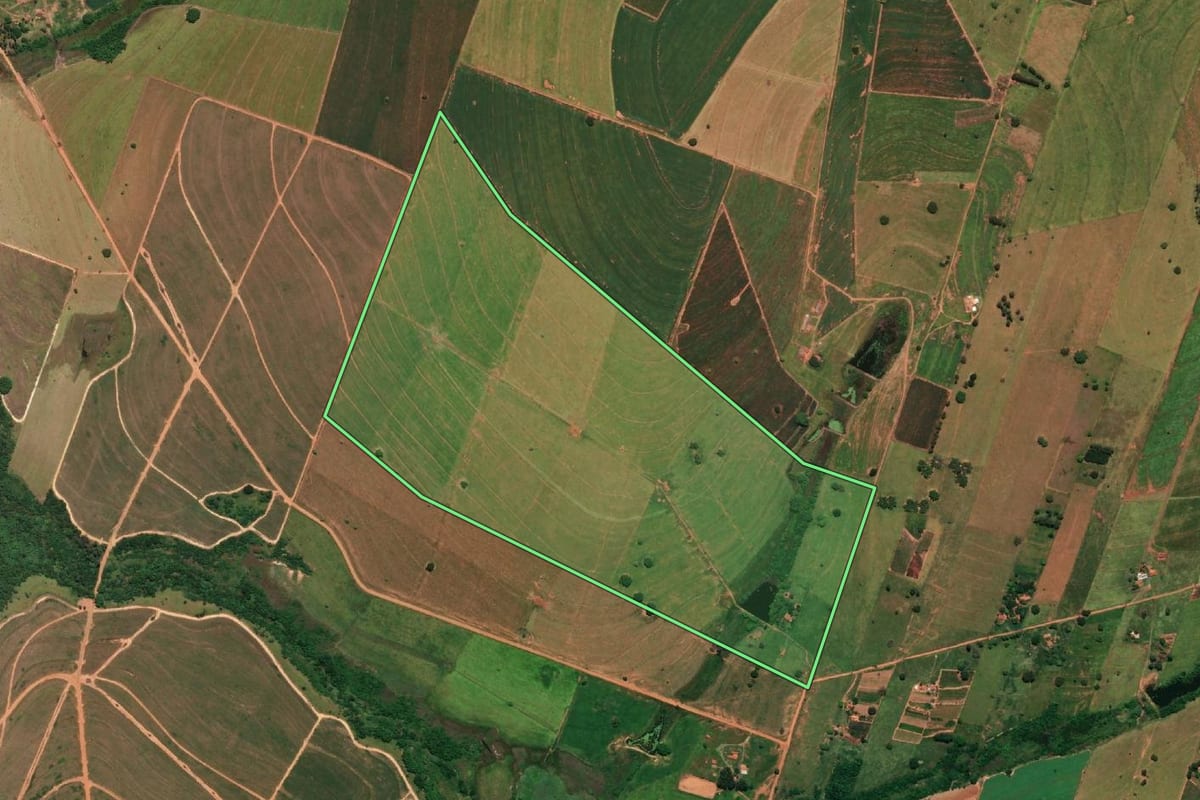 Imagem de satélite do imóvel rural em Quatá (SP), com o contorno declarado no CAR desenhado por cima.