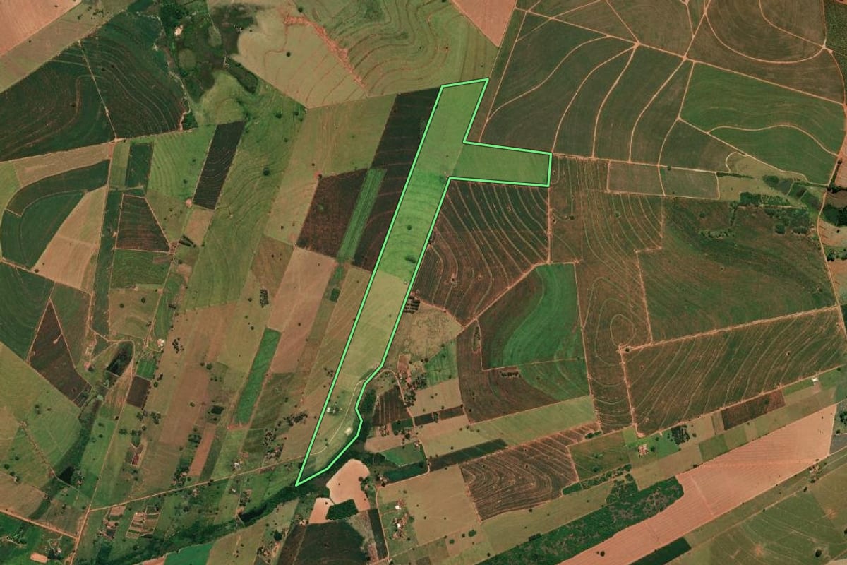 Imagem de satélite do imóvel rural em Quatá (SP), com o contorno declarado no CAR desenhado por cima.