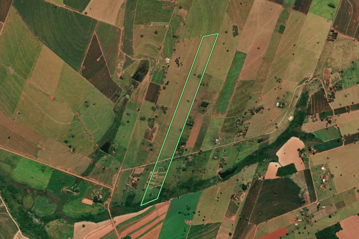 Imagem de satélite do imóvel rural em Quatá (SP), com o contorno declarado no CAR desenhado por cima.